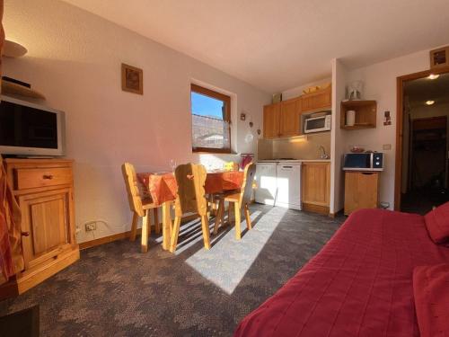 une petite cuisine avec une table et des chaises dans une pièce dans l'établissement Studio cabine à Praz Sur Arly - Balcon, proche pistes et centre - 4 pers, parking, casier ski - FR-1-603-31, à Praz-sur-Arly