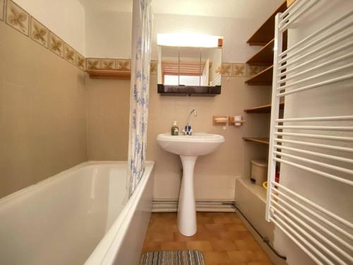 une salle de bain avec un lavabo, une baignoire et des toilettes dans l'établissement Studio cabine à Praz Sur Arly - Balcon, proche pistes et centre - 4 pers, parking, casier ski - FR-1-603-31, à Praz-sur-Arly