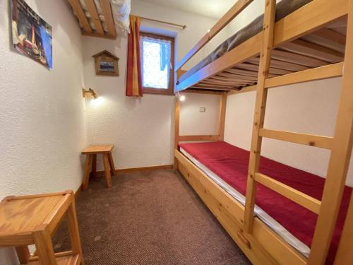een slaapkamer met 2 stapelbedden en een tafel bij Appartement Praz-sur-Arly, 1 pièce, 4 personnes - FR-1-603-31 in Praz-sur-Arly