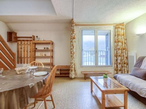 un salon avec une table et un canapé dans l'établissement Duplex pour 6 pers avec balcon, parking et face télécabine à Cauterets - FR-1-401-200, à Cauterets
