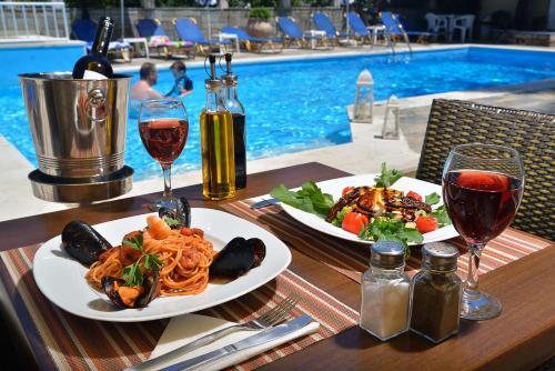 Comida en o cerca de este apartahotel
