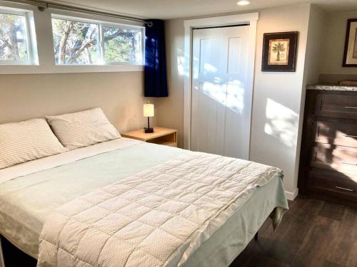 um quarto com uma cama grande e uma janela em Cozy Tiny Home in the Hills em Fischer