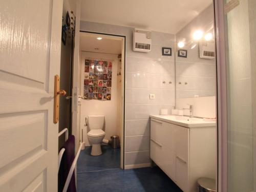 a bathroom with a toilet and a sink at Appartement Briançon, 2 pièces, 4 personnes - FR-1-330C-4 in Briançon