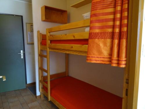 une chambre avec deux lits superposés dans une pièce dans l'établissement Studio cosy 4 personnes proche commerces et pistes, animaux acceptés - FR-1-411-641, à Peisey-Nancroix