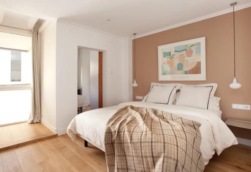 ein Schlafzimmer mit einem großen Bett mit einer Decke darauf in der Unterkunft Click&Flat Stylish Torrijos in Barcelona