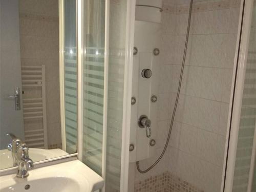 ein Badezimmer mit Dusche und Waschbecken in der Unterkunft Studio Cabine 6 pers avec équipements confort, Piau-Engaly - FR-1-457-200 in Aragnouet