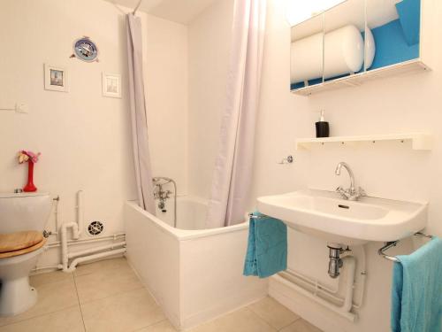 y baño con lavabo, ducha y aseo. en Appartement Puy-Saint-Vincent, 1 pièce, 2 personnes - FR-1-330G-98 en Puy-Saint-Vincent