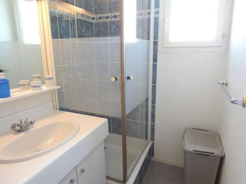 ein Bad mit einer Dusche und einem Waschbecken in der Unterkunft Appartement Saint-Lary-Soulan, 3 pièces, 6 personnes - FR-1-457-266 in Saint-Lary-Soulan