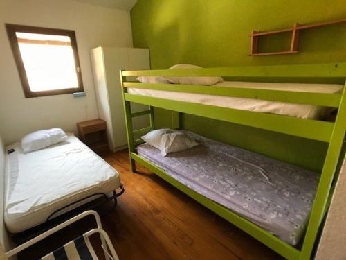 Postel nebo postele na pokoji v ubytování Charmante Villa T3 avec Terrasse, Parking et Proximité Plage - Idéale Familles, 5 Couchages - FR-1-81-472