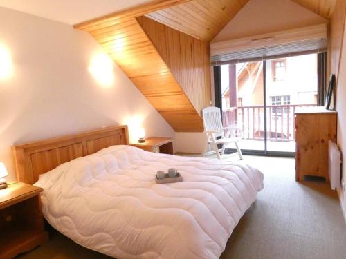 a bedroom with a large bed and a large window at Duplex T4 8 pers, 102m², Saint-Lary-Soulan, Balcon, Garage, 3 Chambres, 3⭐️, Proche Centre - FR-1-457-278 in Saint-Lary-Soulan