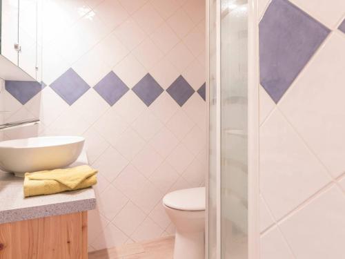 une salle de bain avec toilettes et lavabo dans l'établissement Studio rénové avec balcon sud et parking, 4 personnes, Montgenèvre - FR-1-330D-66, à Montgenèvre