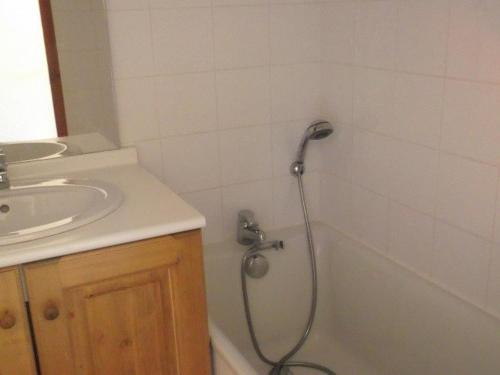 une salle de bain avec douche et lavabo dans l'établissement Charmant appartement 6 personnes près des pistes à Orcières - FR-1-262-167, à Orcières