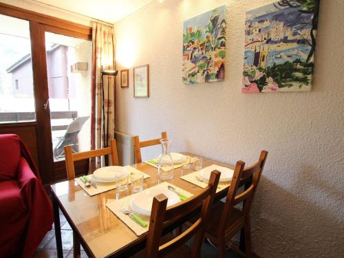 - une table à manger avec des chaises, une table et des chaises dans l'établissement Appartement familial sur les pistes avec parking et casier à skis - Montgenèvre - FR-1-330D-91, à Montgenèvre