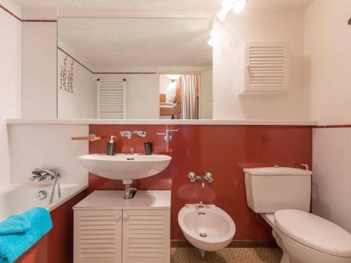a bathroom with a sink and a toilet and a mirror at Appartement Montgenèvre, 1 pièce, 4 personnes - FR-1-330D-77 in Montgenèvre