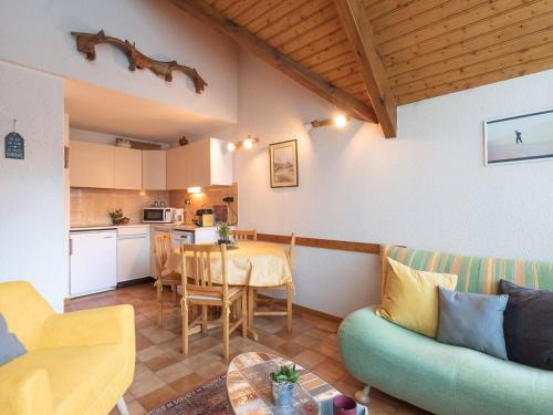 un salon avec un canapé et une table dans l'établissement Doux Duplex à 6 dans Saint-Lary-Soulan - FR-1-296-291, à Saint-Lary-Soulan