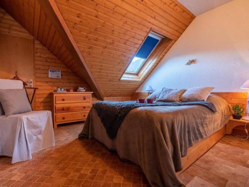 een slaapkamer met een bed en een houten plafond bij Maison Saint-Lary-Soulan, 4 pièces, 6 personnes - FR-1-296-291 in Saint-Lary-Soulan