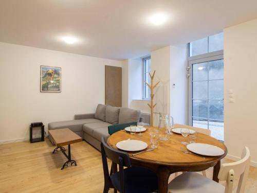 un salon avec une table et un canapé dans l'établissement Appartement 7 pers, Centre Cauterets, Parking, WIFI, Luge, Proche Pistes - FR-1-401-181, à Cauterets