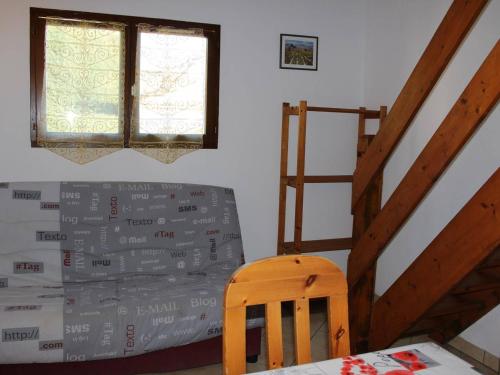 - une chambre avec un lit et un fauteuil en bois dans l'établissement Pavillon cosy 6 pers, plage Grazel, terrasse, véranda, parking privé - FR-1-229-774, à Gruissan