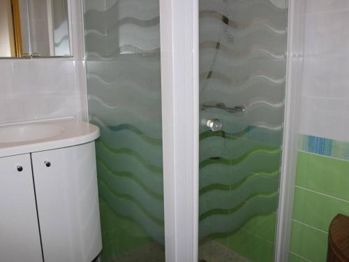 une salle de bain avec douche et lavabo dans l'établissement Pavillon cosy 6 pers, plage Grazel, terrasse, véranda, parking privé - FR-1-229-774, à Gruissan
