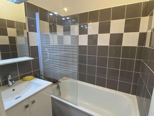 Koupelna v ubytování Villa T2 Front de Mer avec Terrasse à Port Leucate - 4 Couchages, Parking Privé, Plage à Pieds - FR-1-81-515