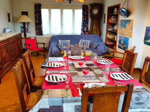 une salle à manger avec une table avec une nappe rouge dans l'établissement Maison 2** à 100m de la plage, jardin privé, animaux acceptés, 6 pers, Trégastel - FR-1-542-18, à Trégastel