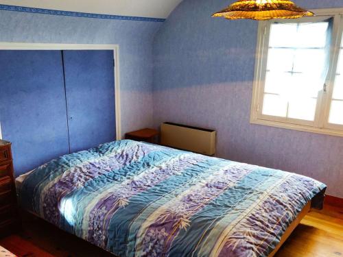 une chambre avec un lit et un mur bleu dans l'établissement Maison 2** à 100m de la plage, jardin privé, animaux acceptés, 6 pers, Trégastel - FR-1-542-18, à Trégastel