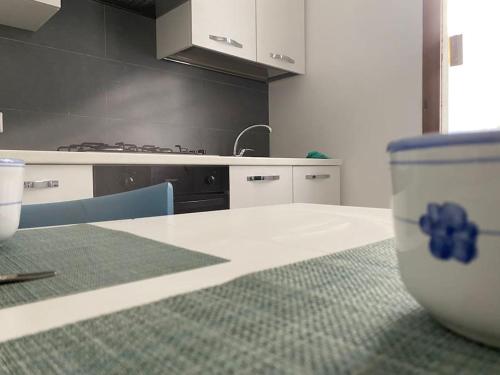 A kitchen or kitchenette at Le Finestre Sul Borgo 1