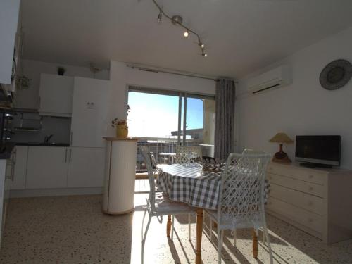 Photo de la galerie de l'établissement Appartement T2 à Balaruc-les-Bains avec parking, climatisation et WiFi - FR-1-553-40, à Balaruc-les-Bains