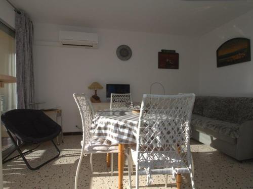 Photo de la galerie de l'établissement Appartement T2 à Balaruc-les-Bains avec parking, climatisation et WiFi - FR-1-553-40, à Balaruc-les-Bains