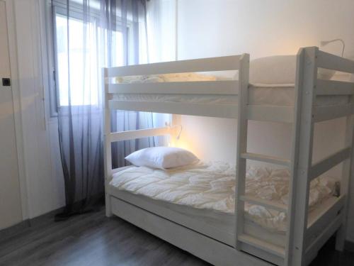 quelques lits superposés dans une chambre dans l'établissement Appartement 5 couchages avec accès direct à la plage et garage - Saint-Gilles-Croix-de-Vie - FR-1-224-769, à Saint-Gilles-Croix-de-Vie