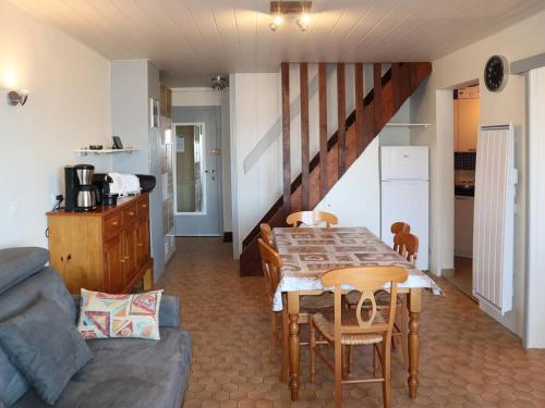 une cuisine et une salle à manger avec une table et des chaises dans l'établissement Grand duplex 8 pers, 2 chambres, station Les Orres - FR-1-322-404, aux Orres