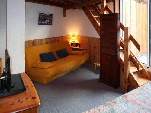 - un salon avec un canapé dans l'établissement Grand duplex 8 pers, 2 chambres, station Les Orres - FR-1-322-404, aux Orres