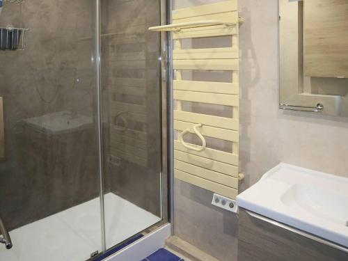 une salle de bain avec douche et lavabo dans l'établissement Grand duplex 8 pers, 2 chambres, station Les Orres - FR-1-322-404, aux Orres