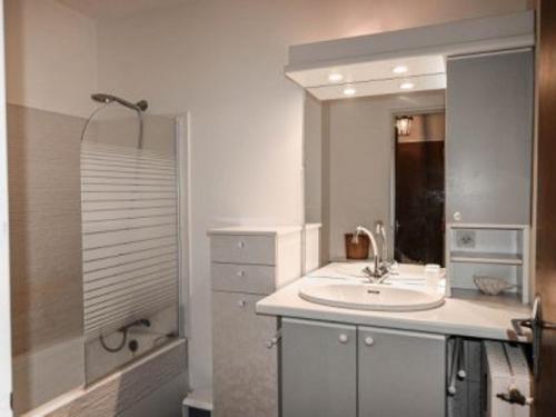 ein weißes Bad mit einem Waschbecken und einer Dusche in der Unterkunft Appartement Montgenèvre, 3 pièces, 6 personnes - FR-1-266-157 in Montgenèvre