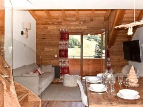 un salon avec un canapé et une table dans l'établissement Superbe duplex 4 pièces avec wifi et garage - FR-1-266-158, à Montgenèvre