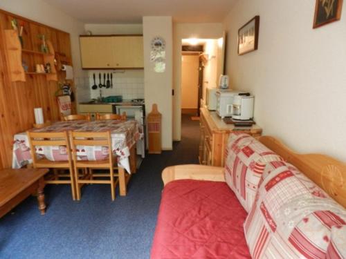 un salon avec un canapé et une cuisine dans l'établissement Studio cabine au Pleynet avec balcon, près des pistes - FR-1-557A-2, à La Ferrière