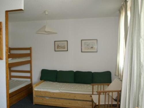 Ένα ή περισσότερα κρεβάτια σε δωμάτιο στο Appart 2 pièces avec balcon, proche pistes, animaux admis - FR-1-557A-25