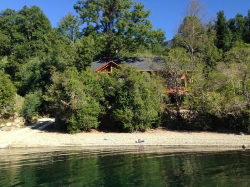 a house on the shore of a body of water at Cabañas Borgolafquen in Panguipulli