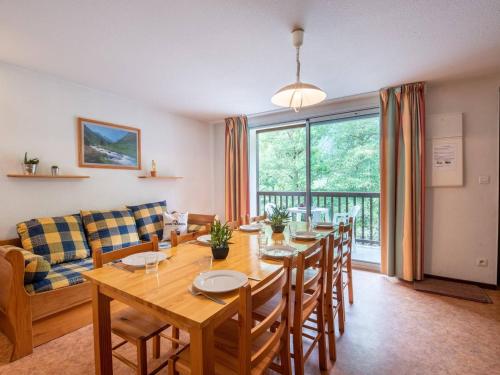 une salle à manger avec une table et un canapé dans l'établissement Duplex 8 pers. à Vielle Aure, proche télécabine et thermes, idéal ski et détente - FR-1-296-313, à Vielle-Aure