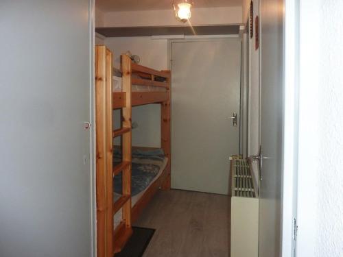 Cette petite chambre comprend des lits superposés et une porte. dans l'établissement Grand studio confort 4 pers au centre, proche commerces et pistes - FR-1-322-409, aux Orres