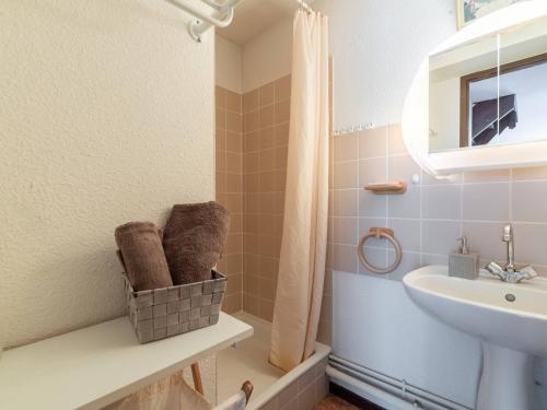 une salle de bain avec un lavabo et une douche dans l'établissement Duplex 8 pers. à Vielle Aure, proche télécabine et thermes, idéal ski et détente - FR-1-296-313, à Vielle-Aure