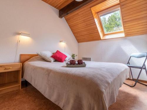 - une chambre avec un lit, une fenêtre et une chaise dans l'établissement Duplex 8 pers. à Vielle Aure, proche télécabine et thermes, idéal ski et détente - FR-1-296-313, à Vielle-Aure