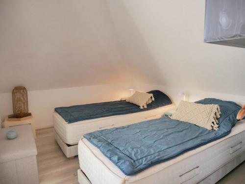 - deux lits dans une petite chambre avec deux couvre-lits dans l'établissement Appartement 2P à 500m des plages, balcon S-O, parking privé, 3* Meublé de Tourisme - FR-1-477-177, à Carnac