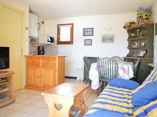 un salon avec un canapé et une table dans l'établissement Appartement T2 cosy pour 2 pers. aux Angles - FR-1-593-1, aux Angles