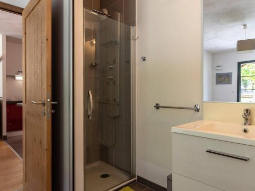 une salle de bain avec douche et lavabo dans l'établissement Superbe appartement pour 6 avec terrasse, jardin privé, Wi-Fi gratuit et parkings - Saint-Lary Centre - FR-1-296-320, à Saint-Lary-Soulan