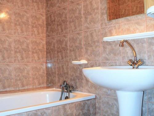 une salle de bain avec un lavabo et une baignoire dans l'établissement Charmant T3 avec Parking, Proche des Pistes, Equipé pour Familles - FR-1-593-14, aux Angles