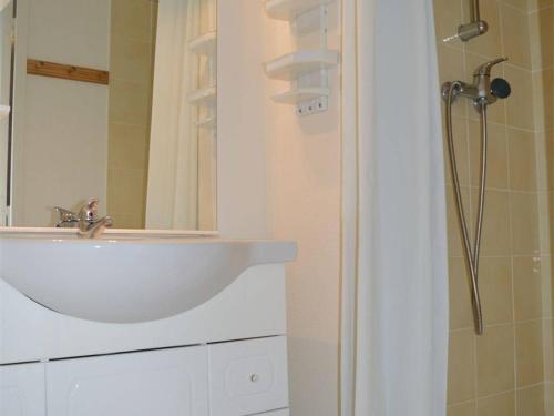 une salle de bain avec un lavabo et une douche dans l'établissement Appartement confortable, 1 chambre, parking privé - FR-1-593-32, aux Angles