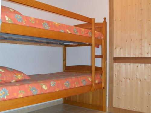 quelques lits superposés dans une chambre dans l'établissement Appartement confortable, 1 chambre, parking privé - FR-1-593-32, aux Angles