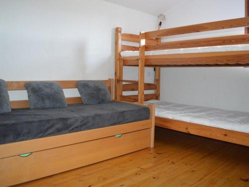 - 2 lits superposés installés côte à côte dans une chambre dans l'établissement Chalet 6 pers. face au lac de Matemale, proche pistes de ski et commerces, Les Angles - FR-1-593-40, aux Angles
