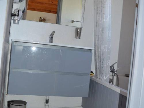 une salle de bain avec un lavabo et un miroir dans l'établissement Chalet 6 pers. face au lac de Matemale, proche pistes de ski et commerces, Les Angles - FR-1-593-40, aux Angles